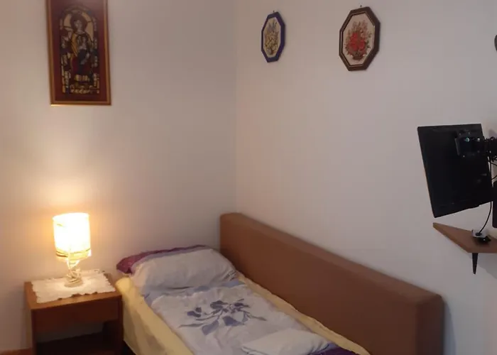 Happyhostel *